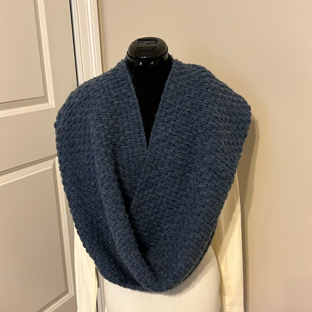SAKS FIFTH AVENUE BLACK Infinity Scarf
